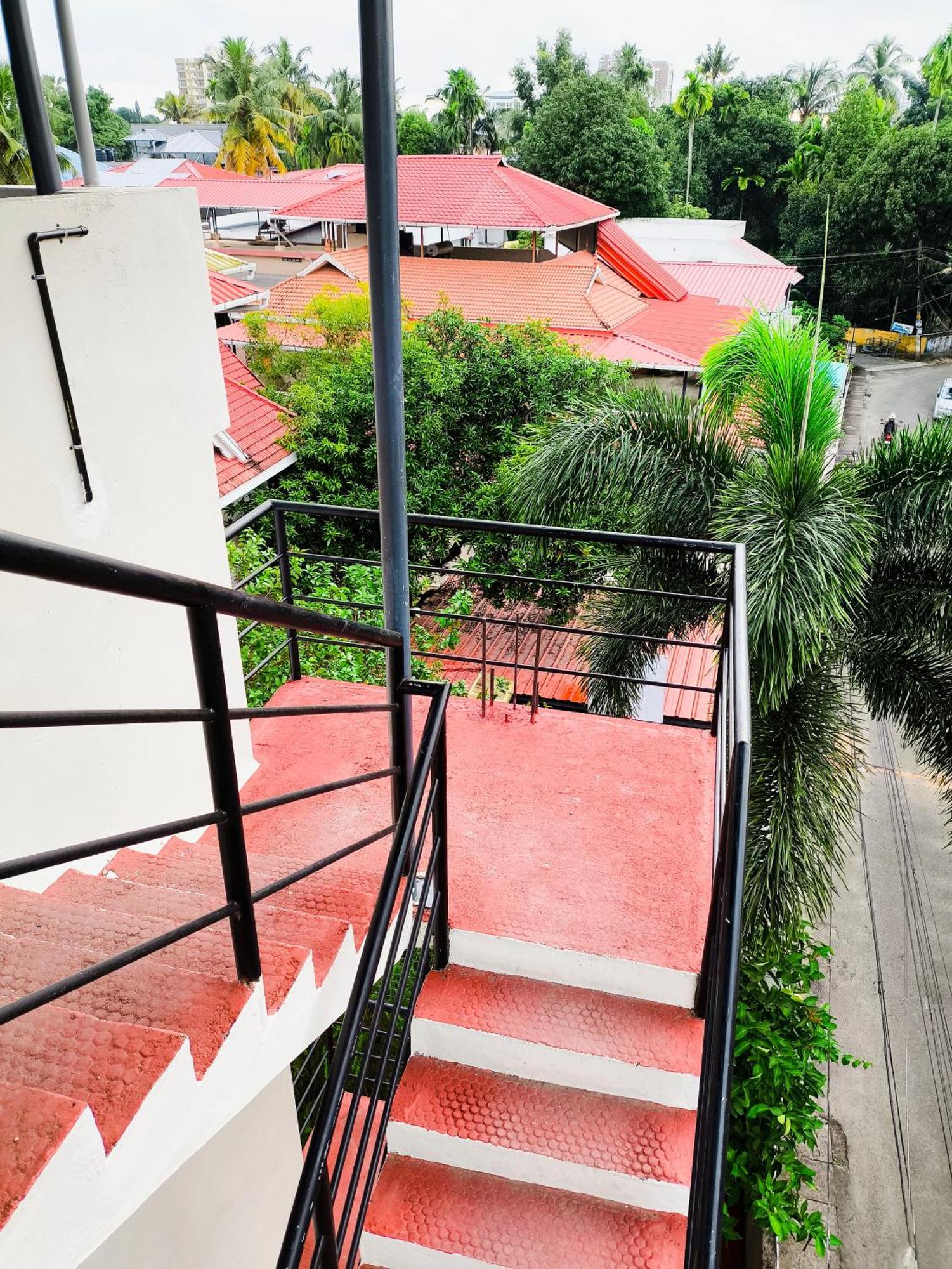 Hostel Stayzo Kochi Exterior photo